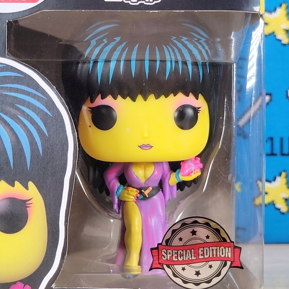 Funko PoP Icons Elvira 40 Years #68 Special Edition Collectible - Picture 11 of 11